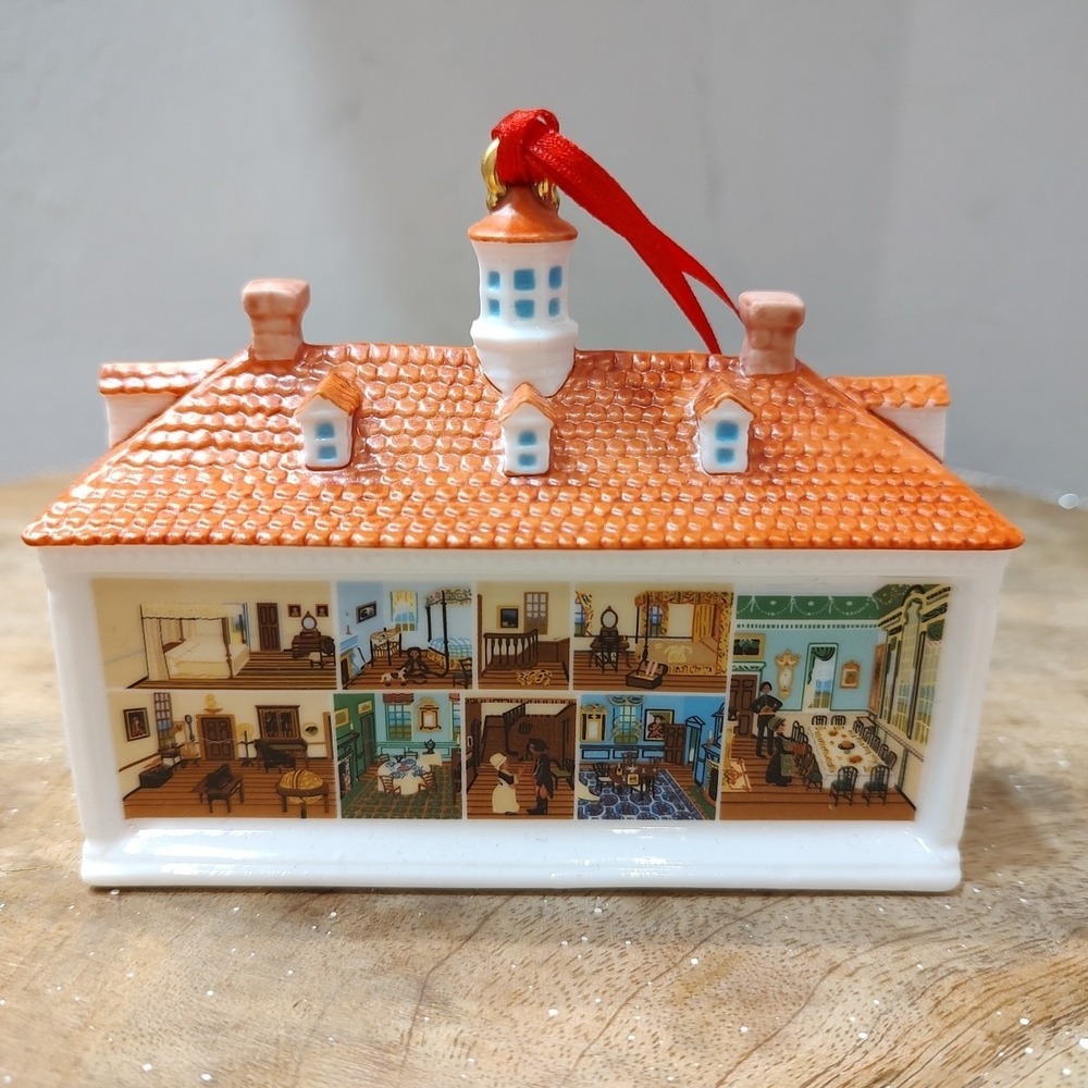 Martha's Vineyard Porcelain‎ House Ornament  2007 Coastal Village Scene